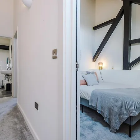 Modern 2 Bedroom Bradford - Sleeps 5 Apartment *