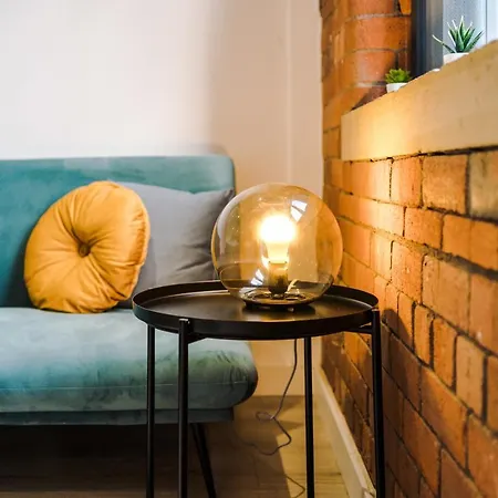 Modern 2 Bedroom Bradford - Sleeps 5 Apartment