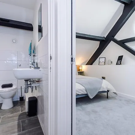Modern 2 Bedroom Bradford - Sleeps 5 *