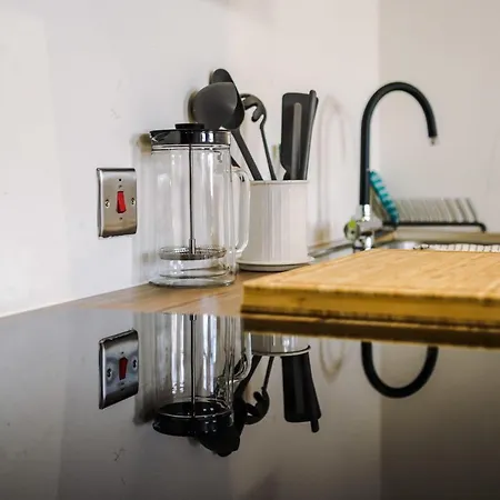 Modern 2 Bedroom Bradford - Sleeps 5 Apartment Bradford (West Yorkshire)