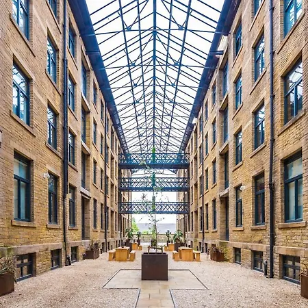 Modern 2 Bedroom Bradford - Sleeps 5 Apartment